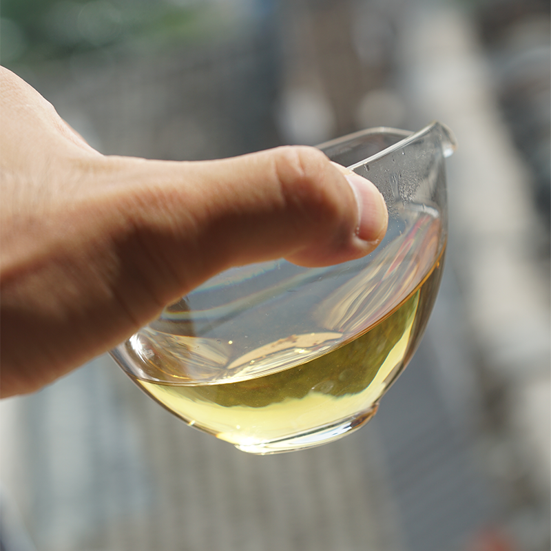 Fresh brewed floral oolong tea soup showing liquor clarity