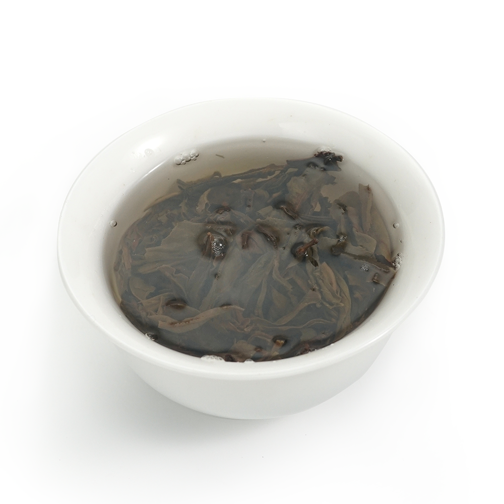 2020 Mang Fei raw Pu’er tea liquor 357g, bold golden green Sheng Pu’er brew