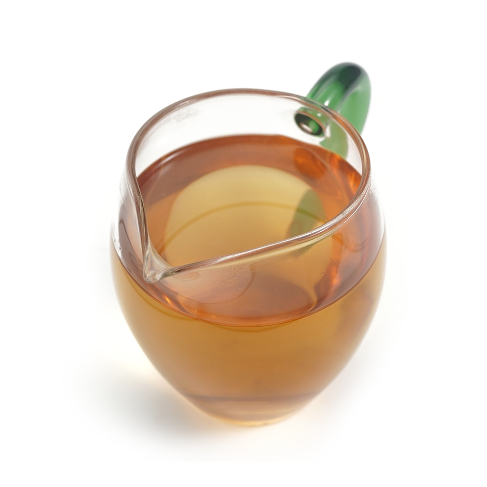 Premium Chinese Black Tea (China Red) infusion displaying a vibrant ruby-red liquor.
