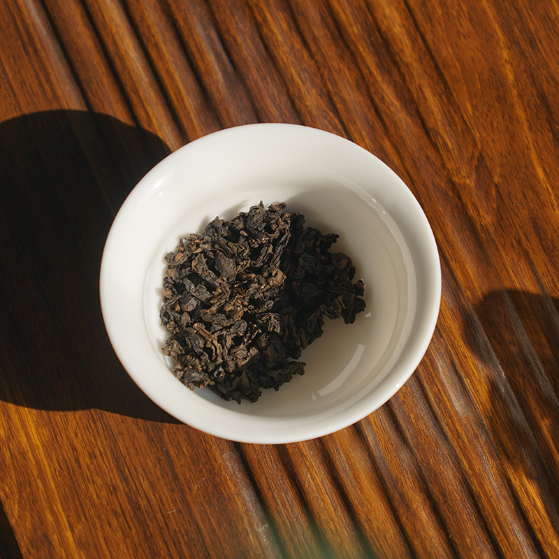 Hand-crafted charcoal oolong tea Jin Gui cultivar dry appearance