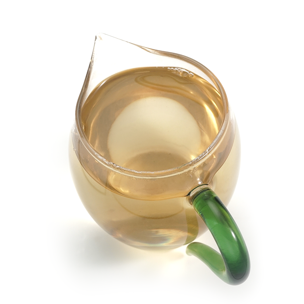 Premium 2024 Yunnan White Tea (Moonlight White) soup in a porcelain cup, capturing its sweet fruity essence.