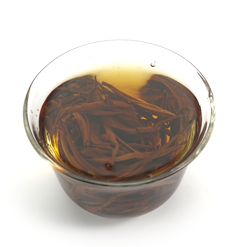 Clear honey-malty black tea liquor Dianhong infusion
