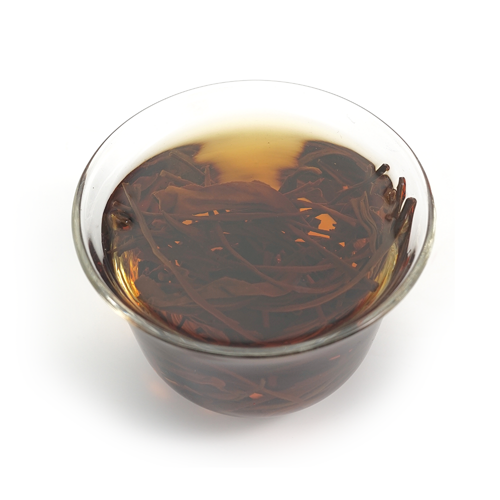 Aromatic Black Tea (China Red) liquor showing a bright amber-red color with high clarity.