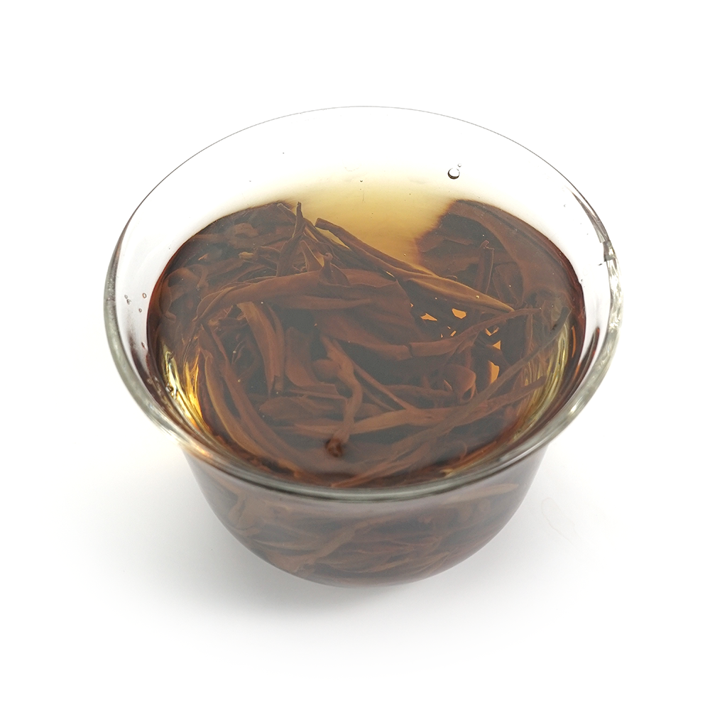 Translucent and smooth honey-gold tea soup from the Da Xue Shan high-mountain region.