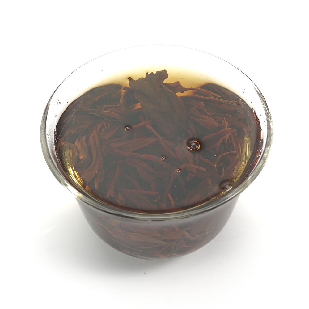 Rich and translucent tea infusion of Yunnan Black Beauty Dianhong showing fruity sweetness.