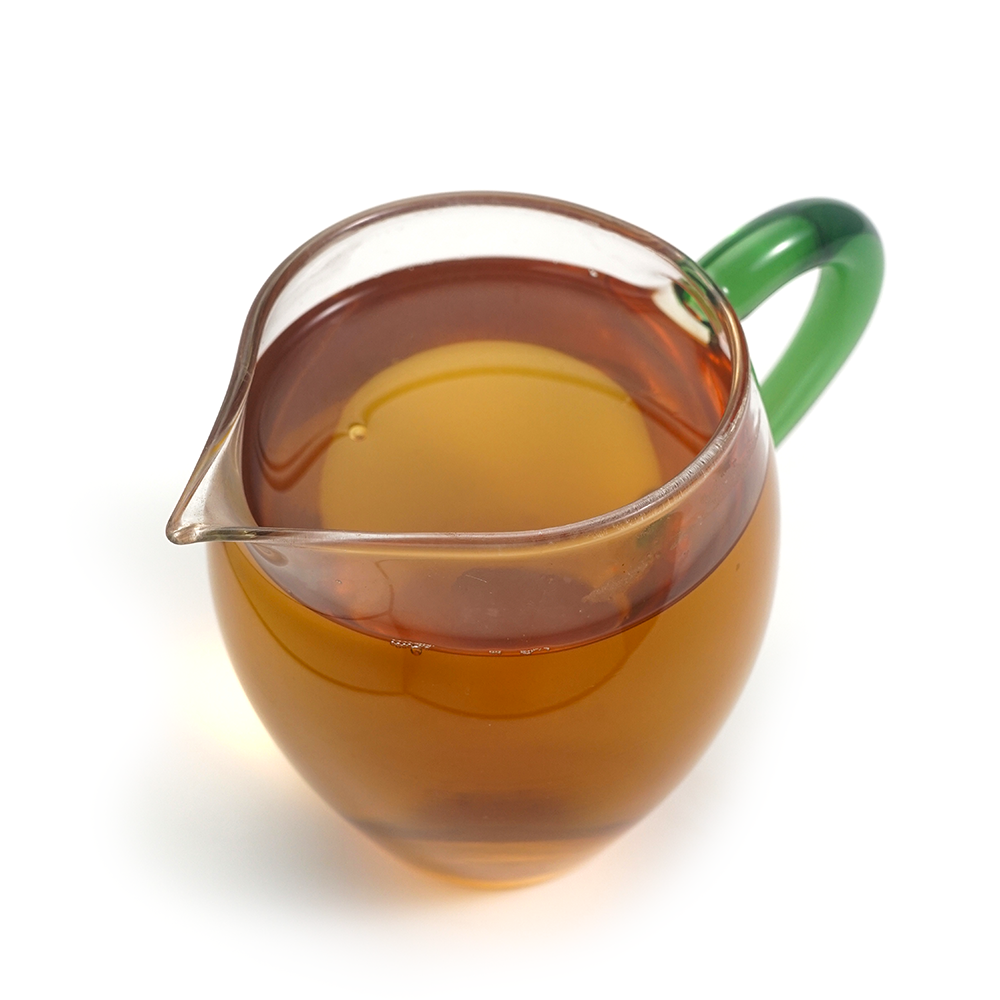 Rich golden-red liquor of Yunnan Dianhong black tea