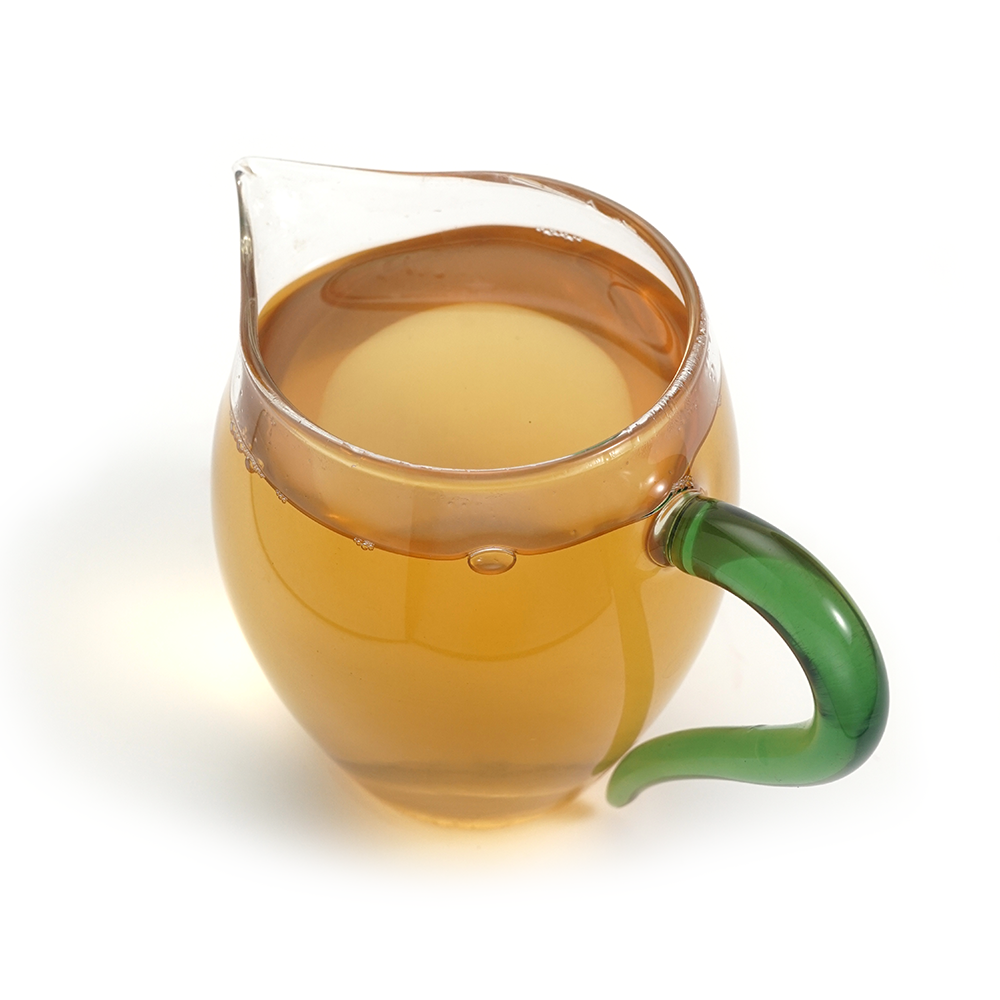 Translucent and mellow tea soup of 2012 Raw Puerh (Sheng) from Fengpai, Lincang region.