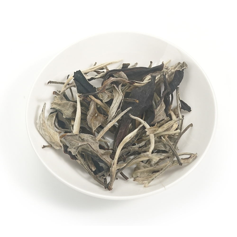 2024 Yunnan White Tea dry leaves displaying a unique dual-color appearance from moonlight-style withering.