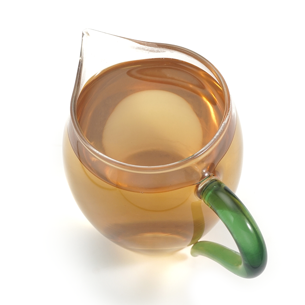 Translucent and mellow tea soup of a 9-year aged Yue Guang Bai (Moonlight White) infusion.