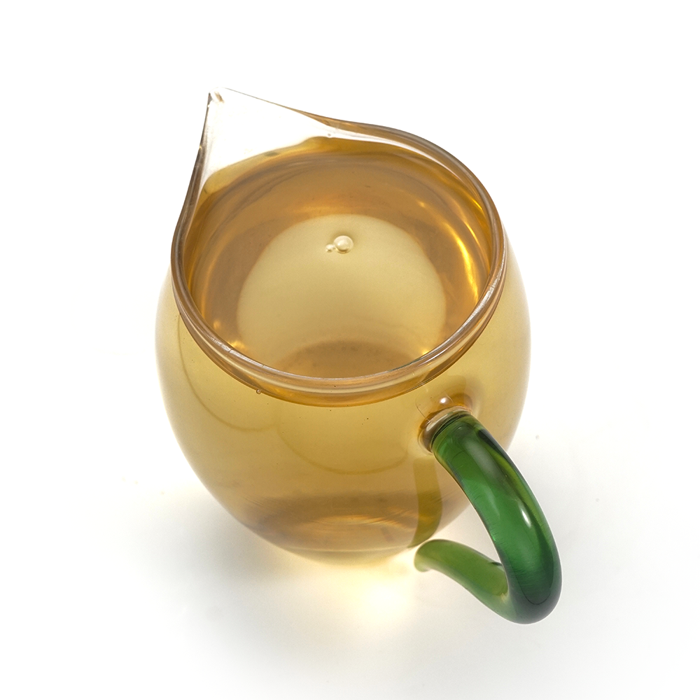 Clear roasted oolong tea liquor with charcoal aroma