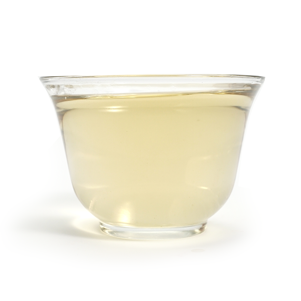 Clean and smooth tea liquor of Herbal-Woody Shou Mei White Tea, capturing the essence of sun-dried leaves.

