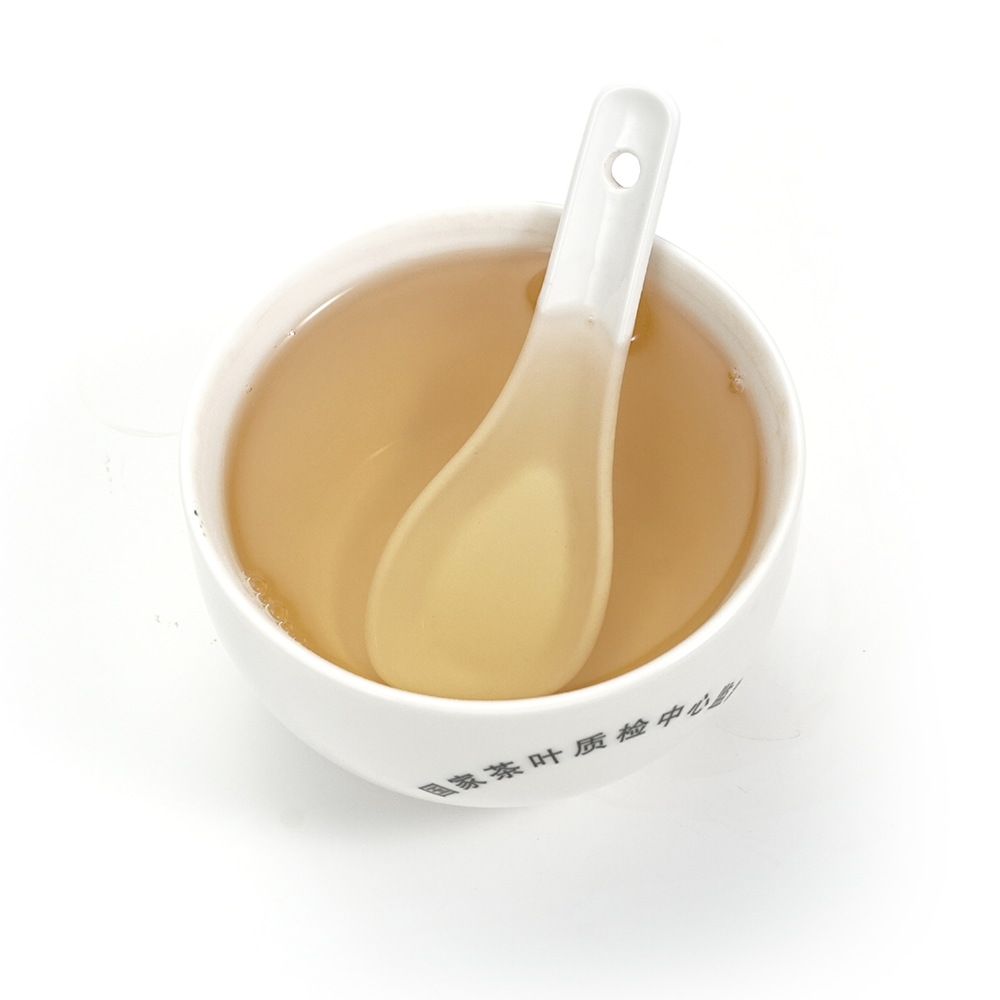 Bright oolong tea liquor of Zhang Ping Shui Xian with orchid scent