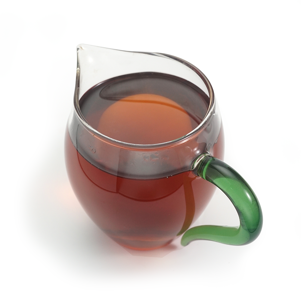 Thick and mellow tea soup of a 2016 Vintage Ripe Pu’er (Shu) infusion, showing rich clarity.