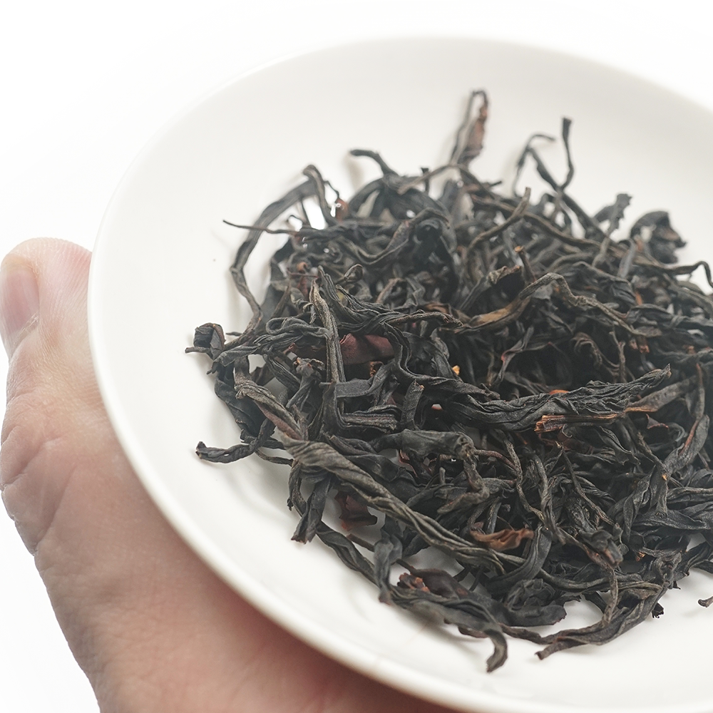 Premium Fruity Dianhong (Black Beauty) dry leaves displaying high-grade golden buds from Yunnan.