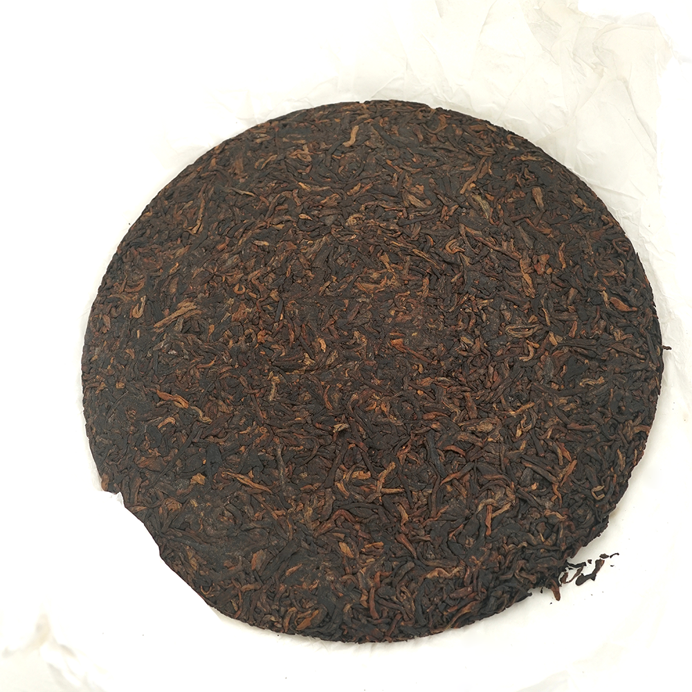 Dark, thick ripe Pu’er leaves with oily sheen and strong compression