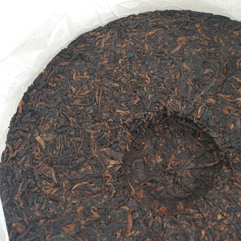 2019 vintage Pu’er tea cake leaves 357g, dark oily fermented leaves